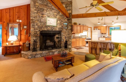 Glenville Cabina | Hummingbird Haven - Spacious, Cozy Cabin Walking Distance to the Lake!