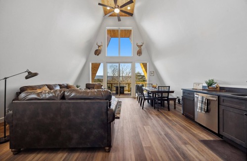 Chattanooga Valley Cabina | Hunters Ridge | A-Frame Cabin ON the Bluff | Hot Tub