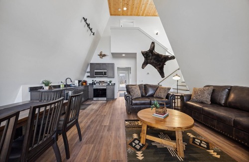Chattanooga Valley Cabina | Hunters Ridge | A-Frame Cabin ON the Bluff | Hot Tub