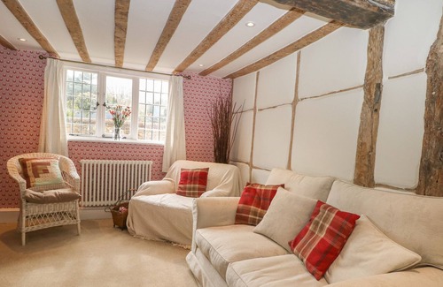 Henley Cabaña | HUNTS FARM COTTAGE, pet friendly, with open fire in Henley-On-Thames