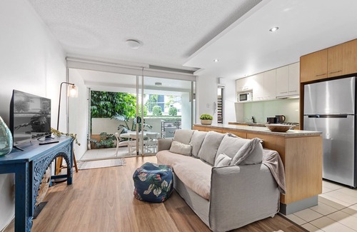 New Farm Apartamento | Hustle & Bustle! 2 Bed/1Bath/1Car/Pool ~ Teneriffe
