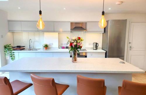 Botley Villa | Hutchcomb Villa, 4 Bed Luxury House,Oxford+Parking