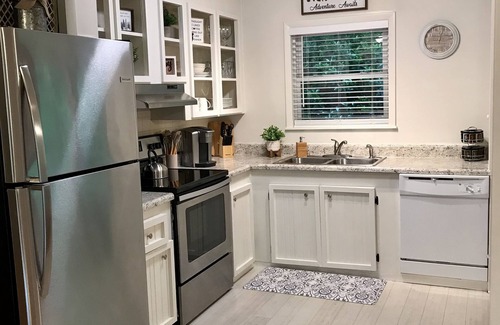 Tiger Cabaña | Hutch’s Mountain Cottage- Serene, Clean, & Cozy!