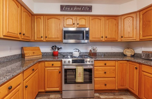 Jefferson Township Casa | HV Woodside, Baby Grand Piano