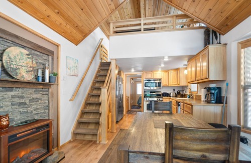 Ashland Apartamento | Hyatt Prairie Cabin offers views and a two person Hot Tub! Both bedrooms have a queen size bed.