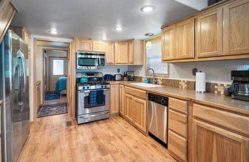 Ashland Apartamento | Hyatt Prairie Cabin offers views and a two person Hot Tub! Both bedrooms have a queen size bed.