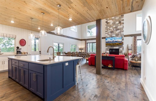 Island Park Cabina | Hygge Lakehouse is your IP Reservoir paradise! Just 30 miles from Yellowstone!