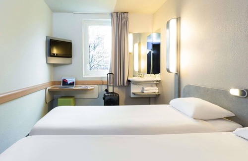 Quartier des Grandes-Carrieres Hotel | ibis budget Paris Porte de Montmartre