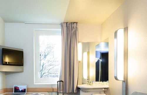 Quartier des Grandes-Carrieres Hotel | ibis budget Paris Porte de Montmartre