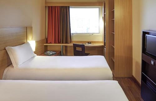 Saint-Vincent-de-Paul Hotel | ibis Paris Gare du Nord La Fayette