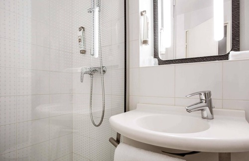 Saint-Denis Hotel | ibis Saint-Denis Stade Ouest