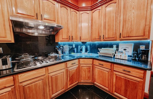 Chinatown Condominio | IceCream / Pool Table / 120" Projector / King Bed