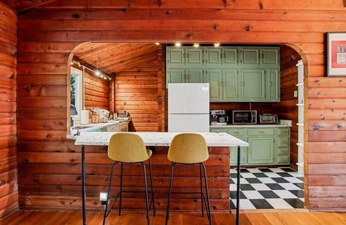 Kabletown Casa | Iconic Chalet: Sauna Hot Tub Fire Pit Plunge