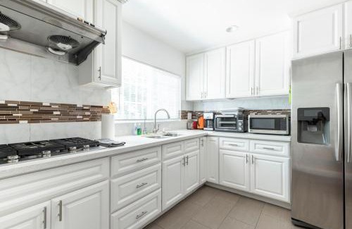 Alhambra Apartamento | Ideal 4BR2BA Home for Family Vacations