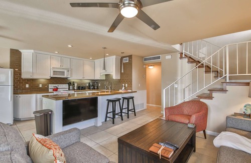 Palm Desert Condominio | 1/2 cuadra de El Paseo- ¡Excelente ubicación! Gran piscina y spa! Tenis gratis! W / D!