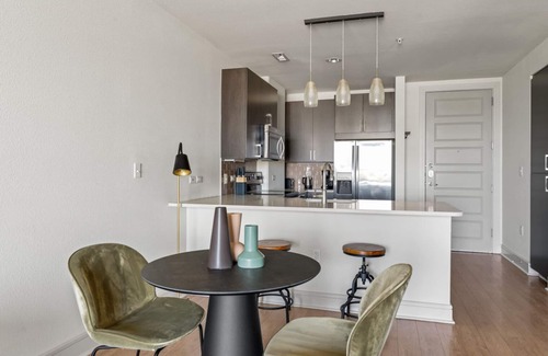 West End Apartamento | Ideal Downtown 1BR w/ Gym, W/D, Pool, walk to 6th St bars, by Blueground