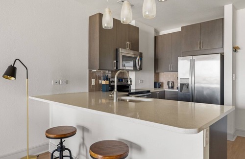 West End Apartamento | Ideal Downtown 1BR w/ Gym, W/D, Pool, walk to 6th St bars, by Blueground