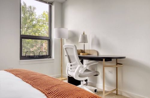 Evanston Apartamento | Ideal Evanston 1BR w/ Pool & Gym, walk to Northwestern, by Blueground