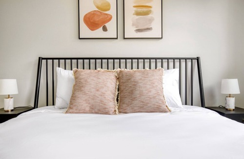 Evanston Apartamento | Ideal Evanston 1BR w/ Pool & Gym, walk to Northwestern, by Blueground