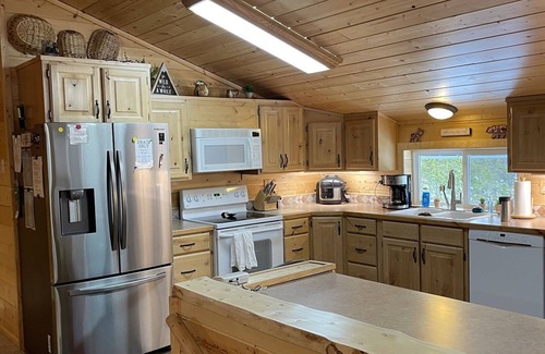 Island Park Cabina | Ideal for Adventure Seekers Huge garage! Sleeps 9 Close To Yellowstone