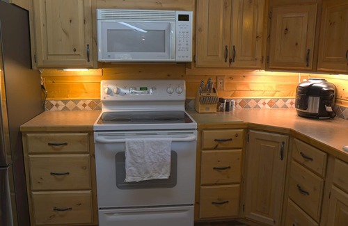 Island Park Cabina | Ideal for Adventure Seekers Huge garage! Sleeps 9 Close To Yellowstone
