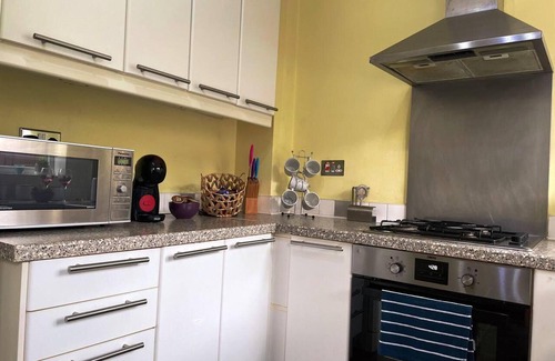 Newcastle-upon-Tyne Casa | Ideal for Contractors & Families by Hnfc Stays