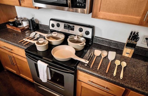 Arcadia Apartamento | Ideal for long stays w/2 king beds, gym & pool