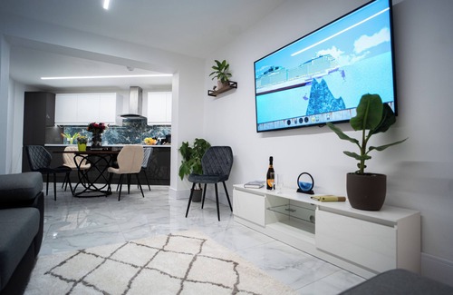 Bouvet Island Casa | Ideal for mid or long-term stays Dagenham.Modern 3 bedroom house, Parking/Garden
