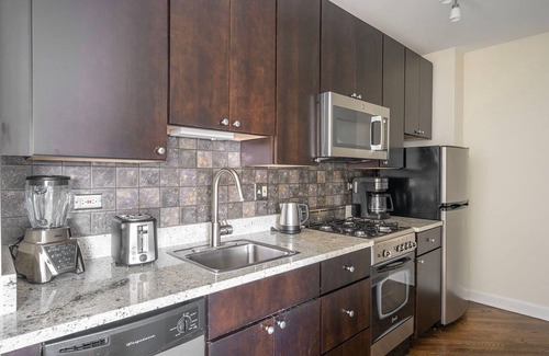 Gold Coast Apartamento | Ideal Gold Coast Studio w/ Doorman & Gym, 2 blocks to L, by Blueground