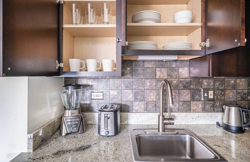 Gold Coast Apartamento | Ideal Gold Coast Studio w/ Doorman & Gym, 2 blocks to L, by Blueground