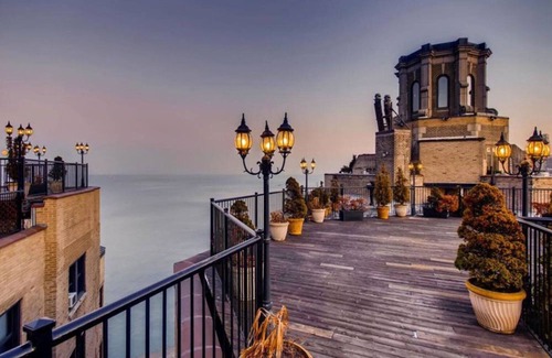 Gold Coast Apartamento | Ideal Gold Coast Studio w/ Doorman & Gym, 2 blocks to L, by Blueground