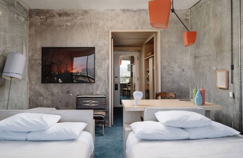 Wilshire Center Hotel | Ideal Mix of Comfort and Value! 3 Relaxing Units, Pet-friendly, Outdoor Pool