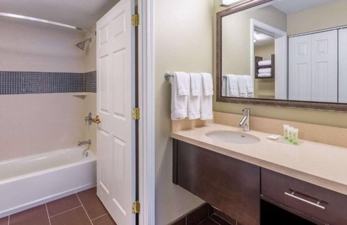 Anaheim Resort Complejo | Ideal Mix of Comfort and Value! Free Breakfast, Minutes From Disneyland