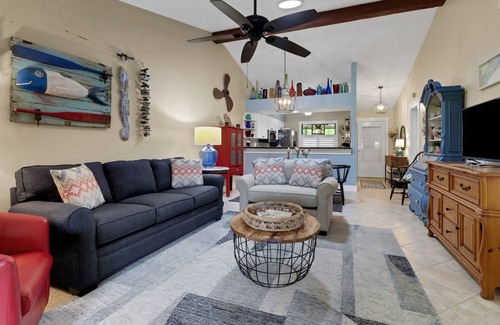 Iona Condominio | Ideally Located Gated Community-Minutes to FMB! Community Pools, Pickleball, Active Social Schedule!