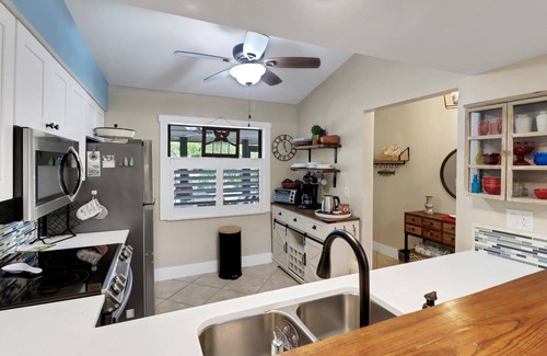 Iona Condominio | Ideally Located Gated Community-Minutes to FMB! Community Pools, Pickleball, Active Social Schedule!