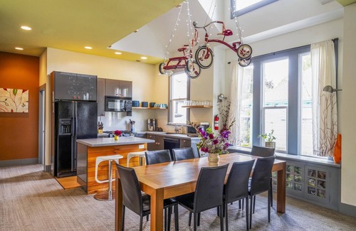 Alberta Casa | Idealmente ubicado, casa grande, moderna y artística, ideal para grupos.