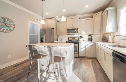 South Haven Casa | Idlewood Cottage, 5BR Home Near Beaches, Year-Round Pool & Hot Tub