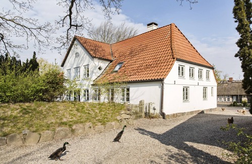 Pommerby Casa | Idilio de Bullerbü cerca de la playa con estufa, sauna y mucho espacio para familias (20% de descuento semanal a pedido)