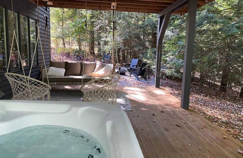 South Bloomingville Cabina | Idyll Reserve 3 | The Cabin - luxe, renovated, hot tub, sleeps 10