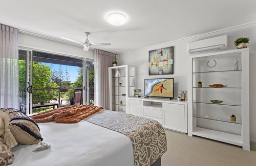 Twin Waters Casa | Idyllic 4-Bed Beachfront Lagoon House