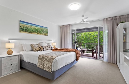 Twin Waters Casa | Idyllic 4-Bed Beachfront Lagoon House