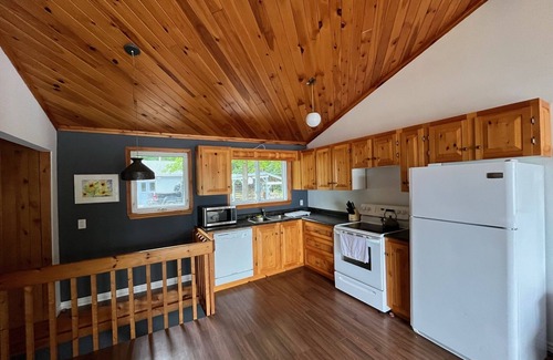 Highlands East Casa | Idyllic cottage for rent on Eels Lake in the Kawarthas. Amazing waterfront!