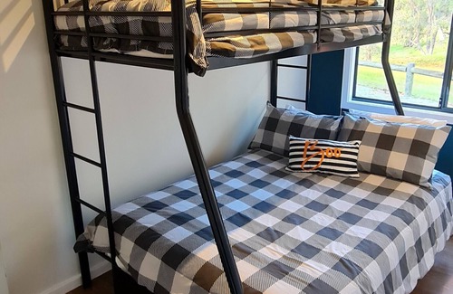 Williams Otro | Idyllic Farmhouse overlooking Vineyard on 160 acres