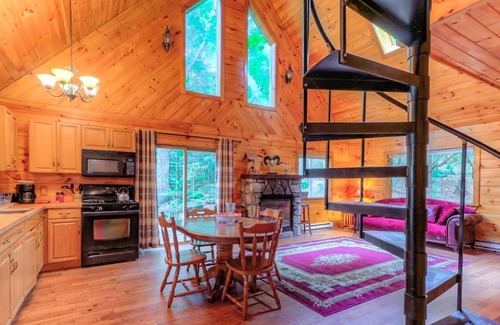 Canadensis Cabina | Idyllic Log Cabin Rental with a Porch in the Poconos of Pennsylvania