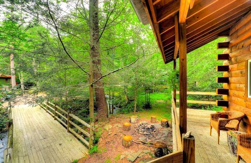 Canadensis Cabina | Idyllic Log Cabin Rental with a Porch in the Poconos of Pennsylvania