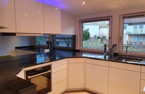 Bermatingen Apartamento | Idyllic modern apartment with two balconies and air conditioning