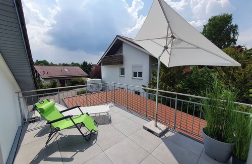 Bermatingen Apartamento | Idyllic modern apartment with two balconies and air conditioning