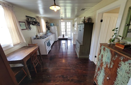 Dade City Otro | Idyllic Storybook Farmhouse, Private Lake & Dock!
