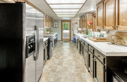 Sierra Cedars Casa | Idyllic wooded getaway with wraparound deck, WiFi, kayaks & washer/dryer