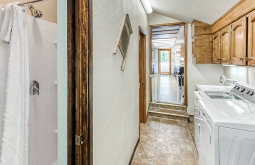 Sierra Cedars Casa | Idyllic wooded getaway with wraparound deck, WiFi, kayaks & washer/dryer